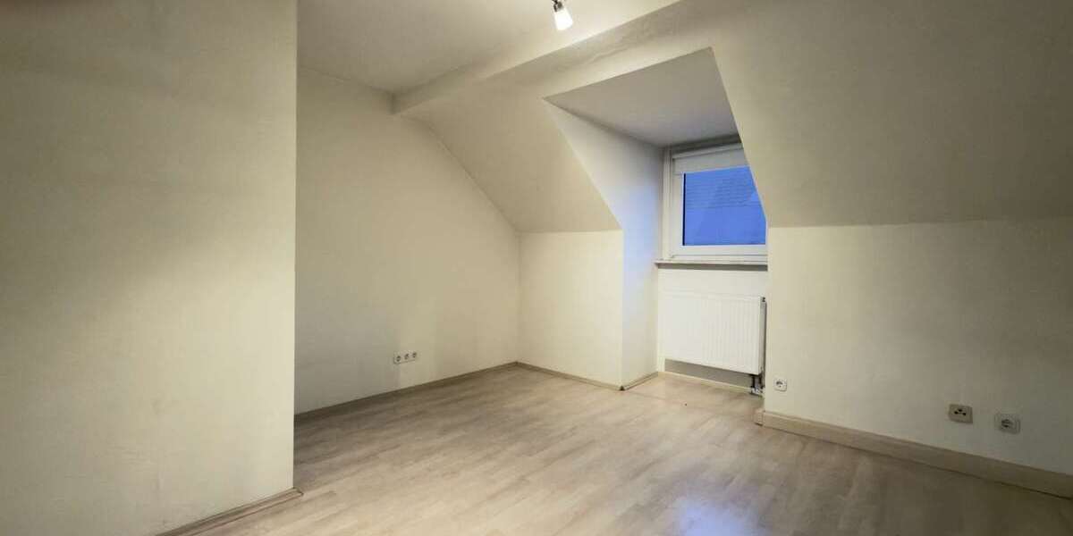 Gepflegte 3,5-Zimmer-Dachgeschosswohnung mit Einbauküche und Garage 3.5 zimmer