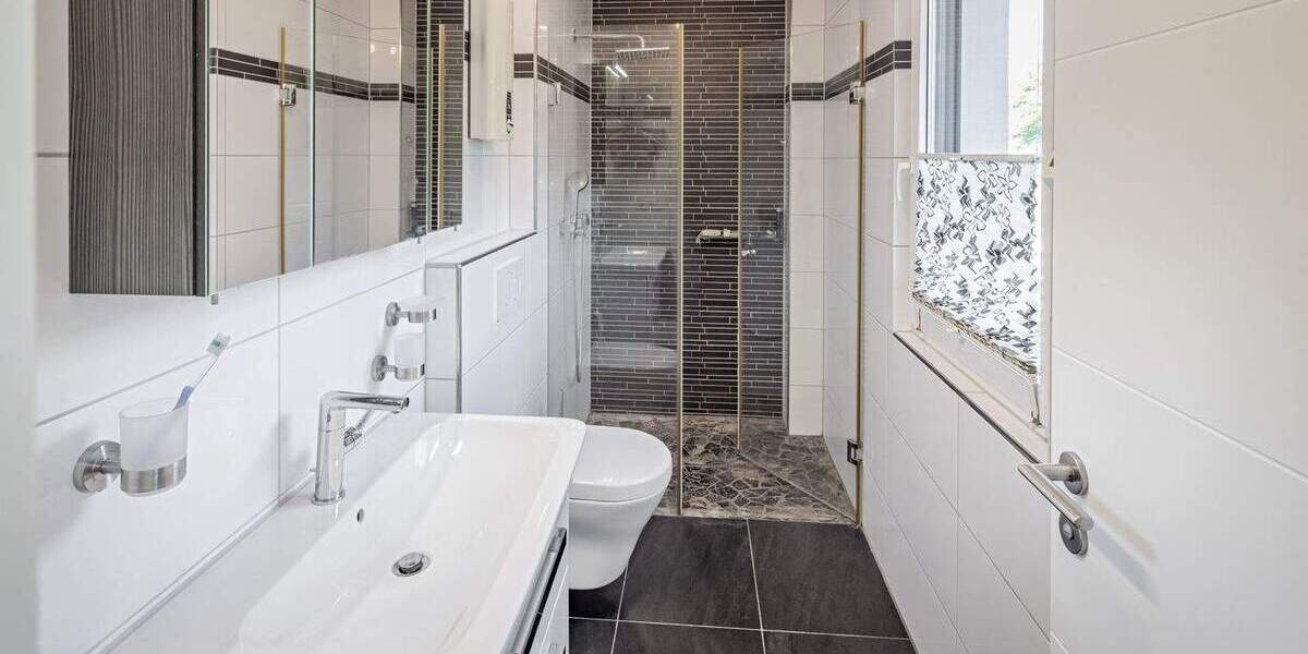 Zwei Häuser in einem mit zwei separaten Eingängen - Einfamilienhaus plus erweiterte Einliegerwohnung 9 zimmer