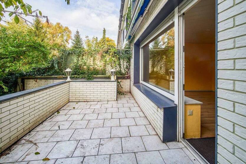 Willkommen zuhause: Renovierungsbedürftiges Reiheneckhaus samt Garten, Garage und Freistellplatz