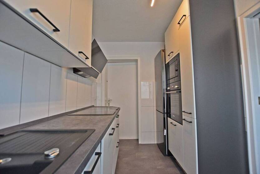Helle 3,5-Zimmer-Wohnung mit großem Wintergarten und Privatgarten in ruhiger Lage