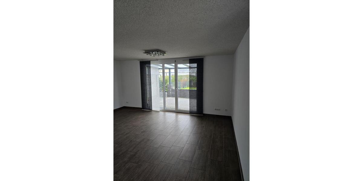 Modernes Reihenendhaus nebst 2 Garagen, Küche, Garten 4 zimmer