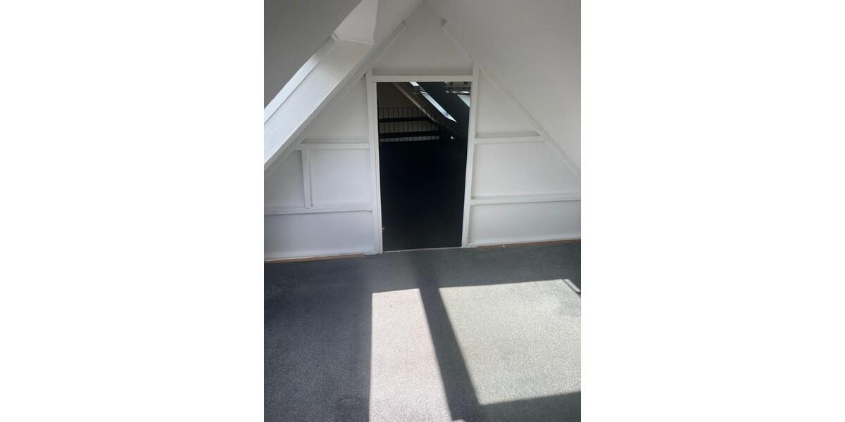 Dachgeschoßwohnung Bochum Höntrop - 4.5 Zimmer, 135 m&sup2;, 945&euro; | Angebot:26386976