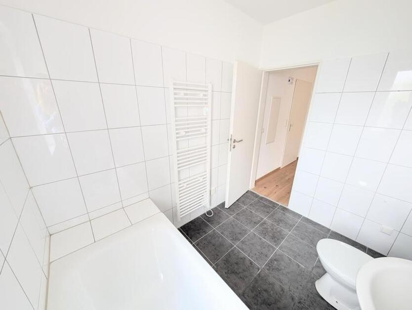 **Einziehen und wohlfühlen! +Balkon + modernes Tageslichtbad +Laminat +Gäste-WC** zimmer