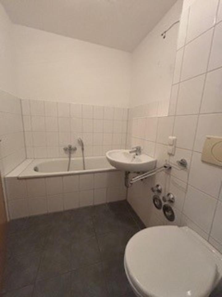 Bei VIVAWEST die Sonnenstrahlen auf dem eigenen Balkon genießen. zimmer