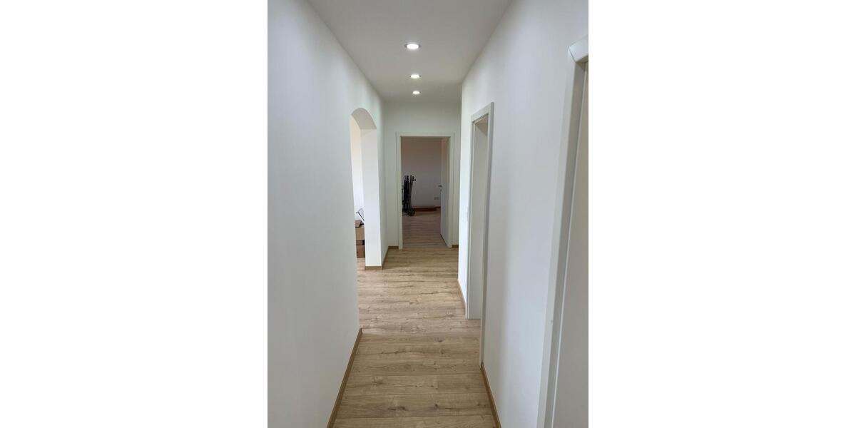 Komplett sanierte DG-Wohnung im Altbau (mit moderner Einbauküche) 3 zimmer