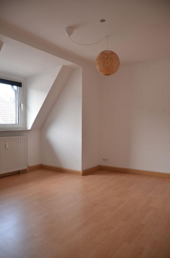 PRIVAT: Moderne 2,5 Zi. Dachgeschoss-Wohnung in ruhiger zentraler Top-Lage, ohne Balkon