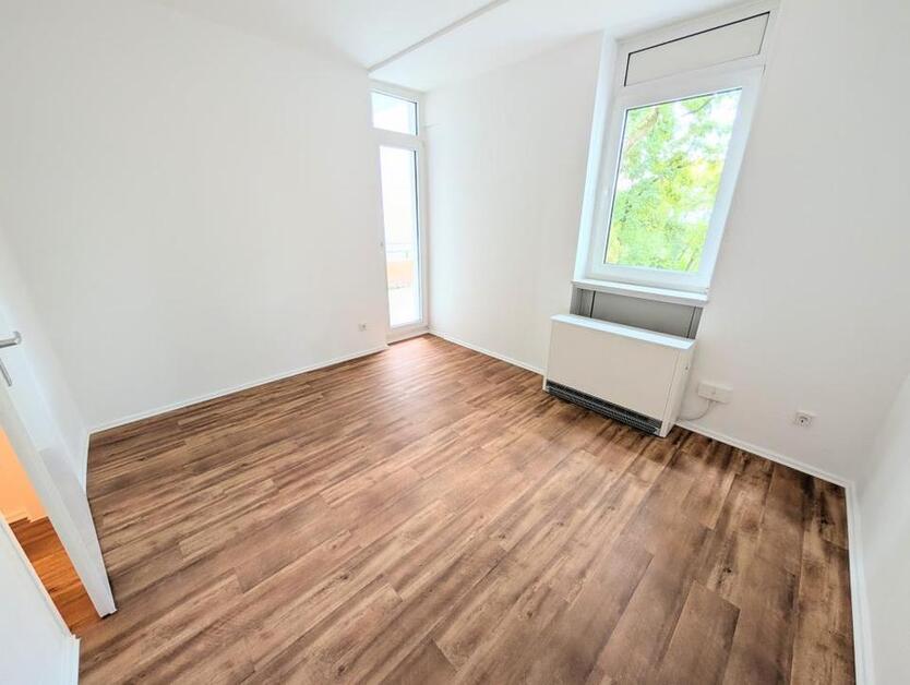 **Was will man mehr? +Balkon +frisch gestrichen +Laminat +modernes Badezimmer** zimmer