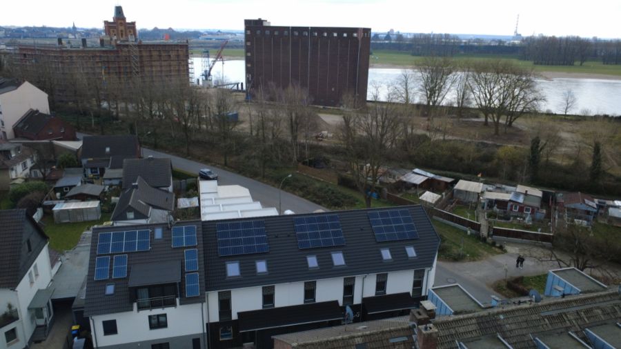 Provisionsfrei* Das letzte EinfamilienhausMittelhaus mit PV+Speicher 10,4 KW+Garage 140m zum Rheinufer Energiebedarf 22,4 kWhm2a - Einfamilienhaus Duisburg Essenberg | Angebot:27447235