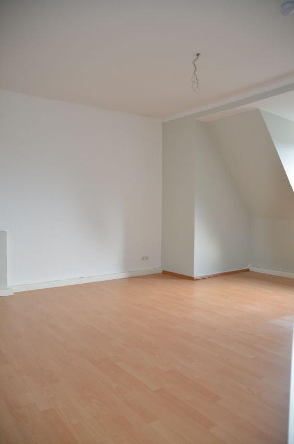PRIVAT: Moderne 2,5 Zi. Dachgeschoss-Wohnung in ruhiger zentraler Top-Lage, ohne Balkon