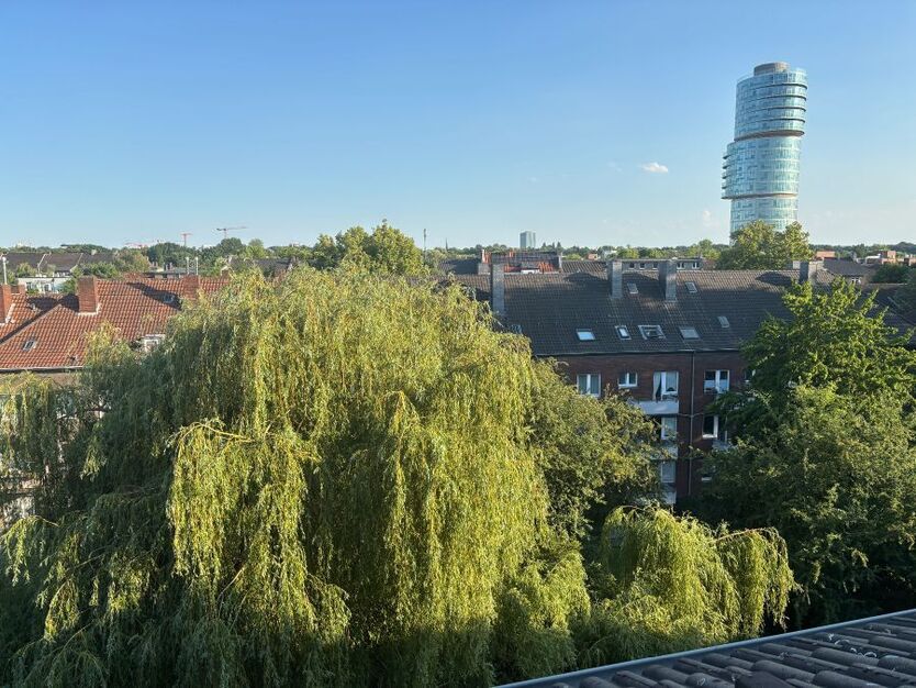 PRIVAT: Moderne 2,5 Zi. Dachgeschoss-Wohnung in ruhiger zentraler Top-Lage, ohne Balkon