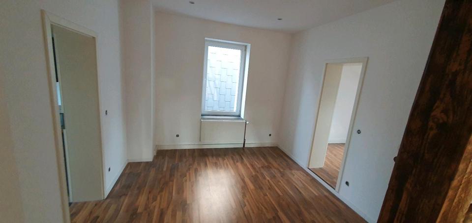 Schöne Dachgeschoss Wohnung mit Einbauküche sofort bezugsfertig 3 zimmer