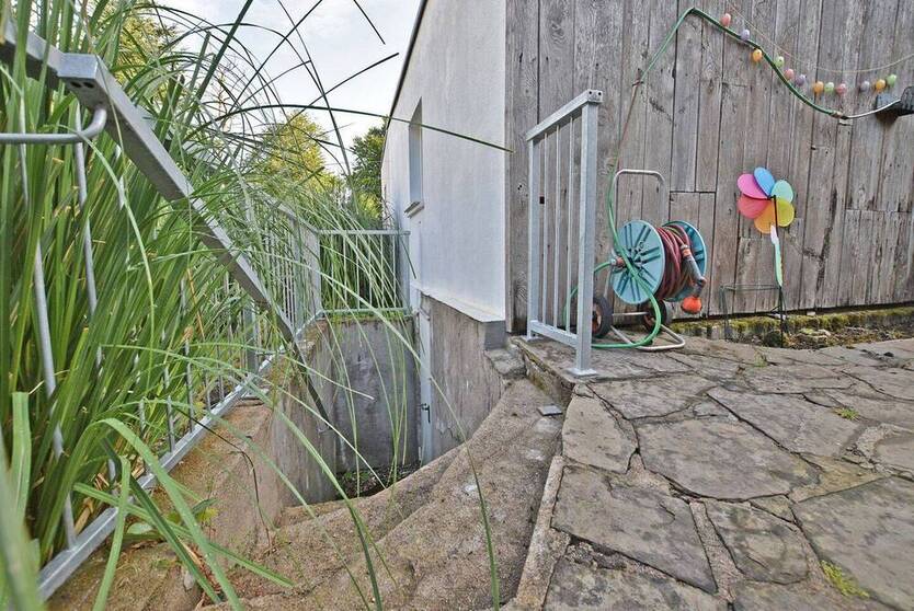 Helle 3,5-Zimmer-Wohnung mit großem Wintergarten und Privatgarten in ruhiger Lage