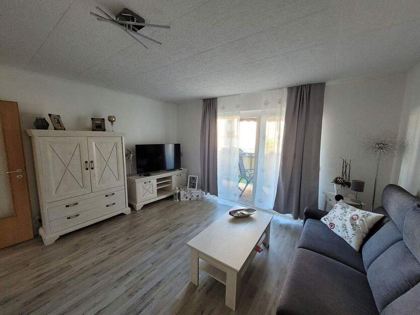 Erdgeschoss Wohnung, Balkon, Küche kann übernommen werden! 3 zimmer