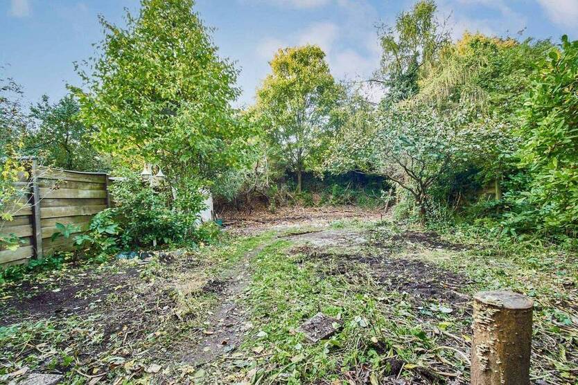 Willkommen zuhause: Renovierungsbedürftiges Reiheneckhaus samt Garten, Garage und Freistellplatz