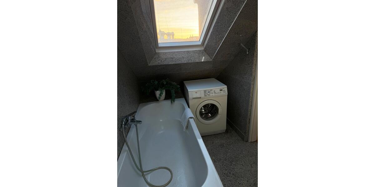 Dachgeschoßwohnung Düsseldorf Pempelfort - 3 Zimmer, 80 m&sup2;, 2.200&euro; | Angebot:26701749