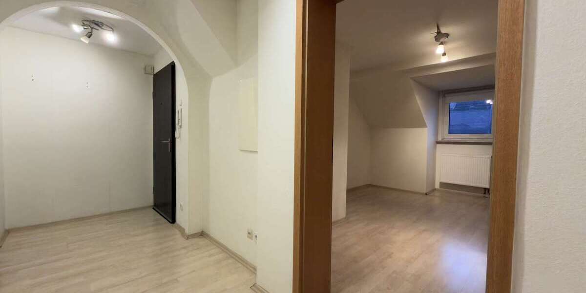 Gepflegte 3,5-Zimmer-Dachgeschosswohnung mit Einbauküche und Garage 3.5 zimmer