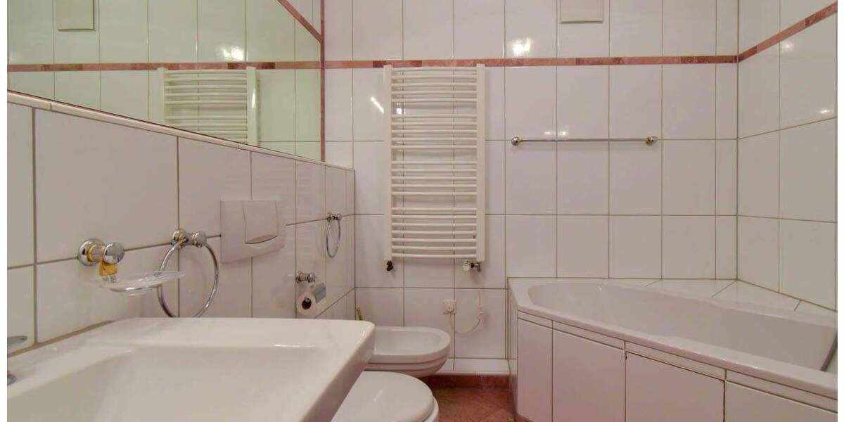 Stilvoll in Spitzenlage! Barrierefreie 4½ R.-Wohnung mit Aufzug, Balkon & 2 Garagen in Bredeney 4 zimmer