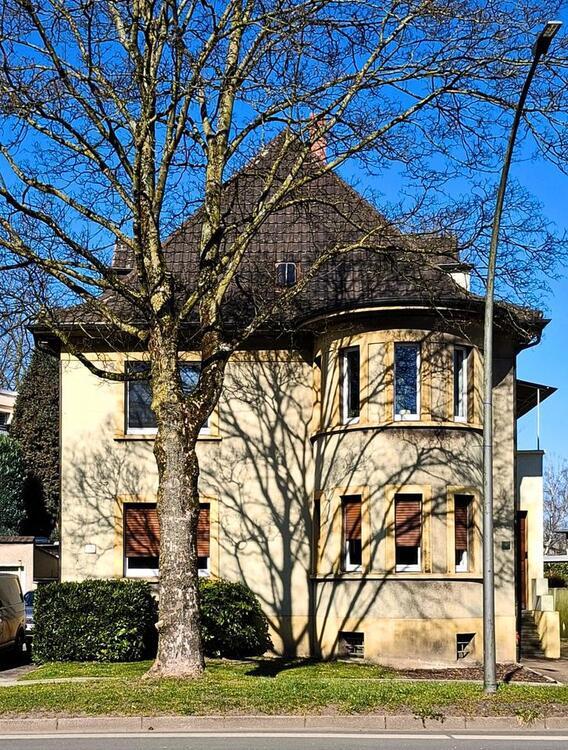 Zweifamilienhaus mit Garage, Garten, Nähe Fußgängerzone.