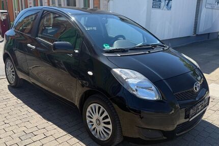 Toyota Yaris 180.000 km 2.490 € Essen 45143