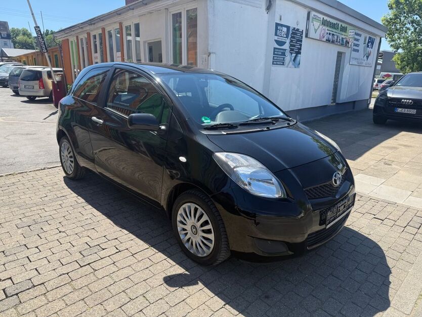 Toyota Yaris 180.000 km 2.490 € Essen 45143