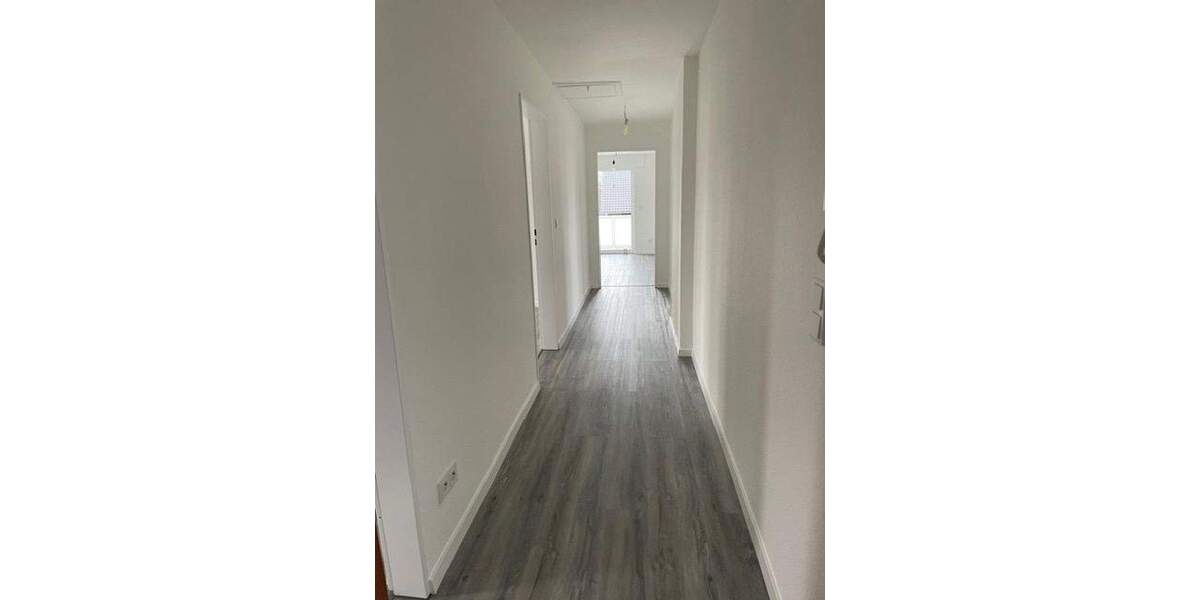 Erstbezug nach Komplettsanierung! Helle 3-Raum Dachgeschosswohnung mit Balkon in zentraler Lage 3 zimmer