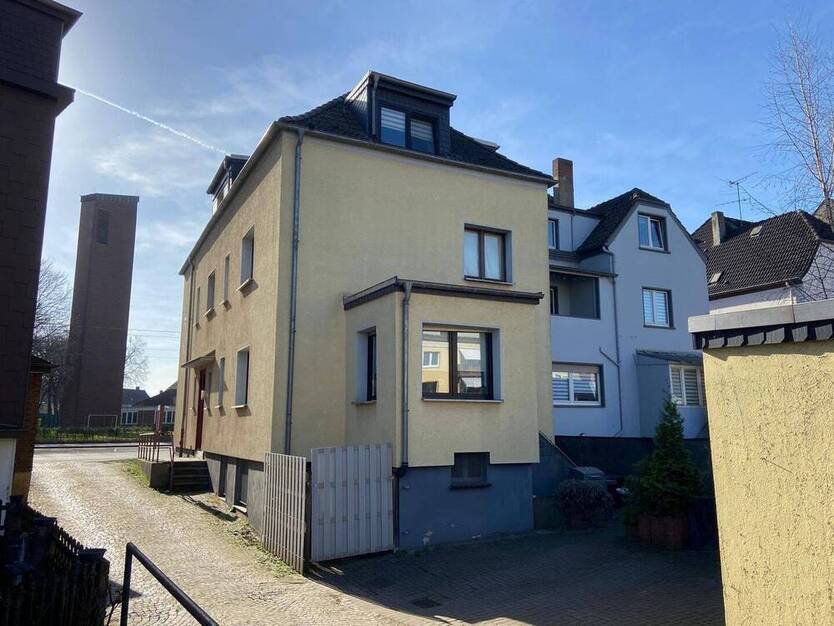 Gepflegtes Mehrfamilienhaus mit 4 Wohnungen 5 Garagen 2 SP