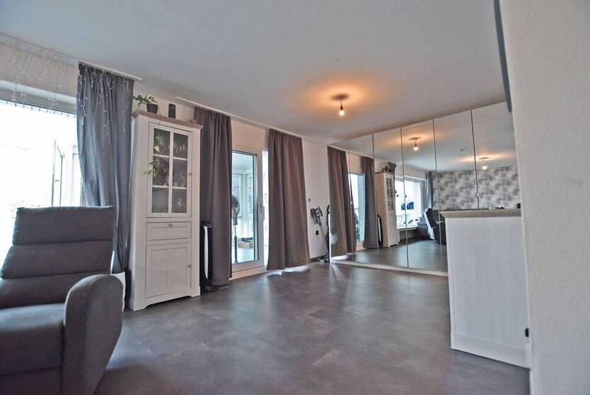 Helle 3,5-Zimmer-Wohnung mit großem Wintergarten und Privatgarten in ruhiger Lage