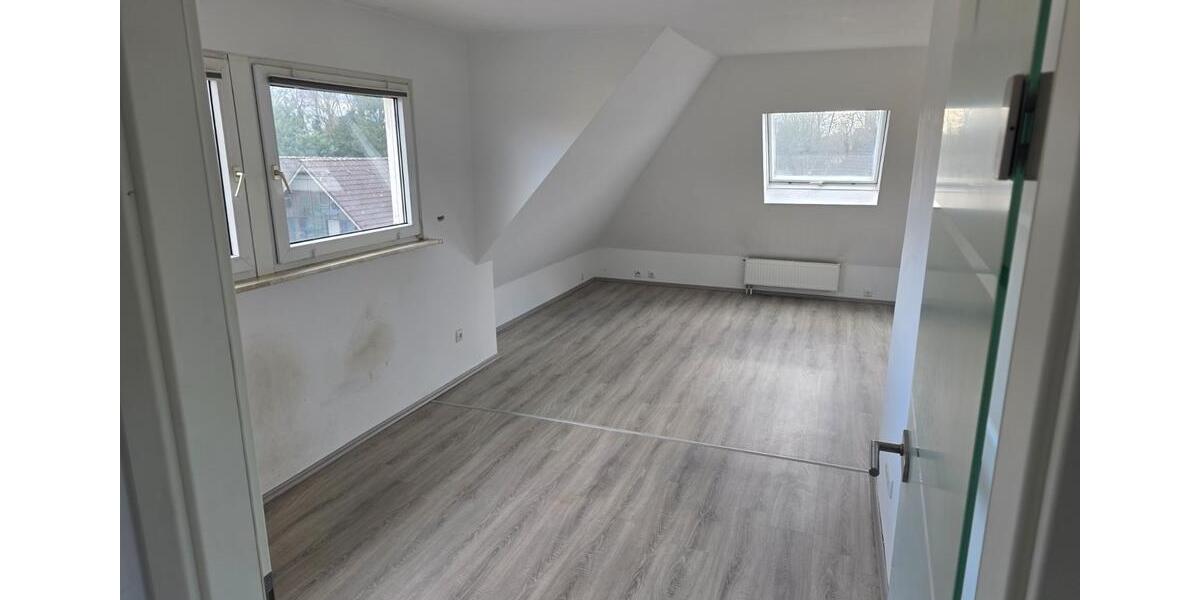 Dachgeschoßwohnung Oberhausen - 3.5 Zimmer, 96 m&sup2;, 930&euro; | Angebot:25857298
