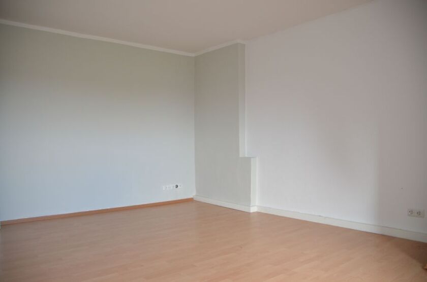 PRIVAT: Moderne 2,5 Zi. Dachgeschoss-Wohnung in ruhiger zentraler Top-Lage, ohne Balkon