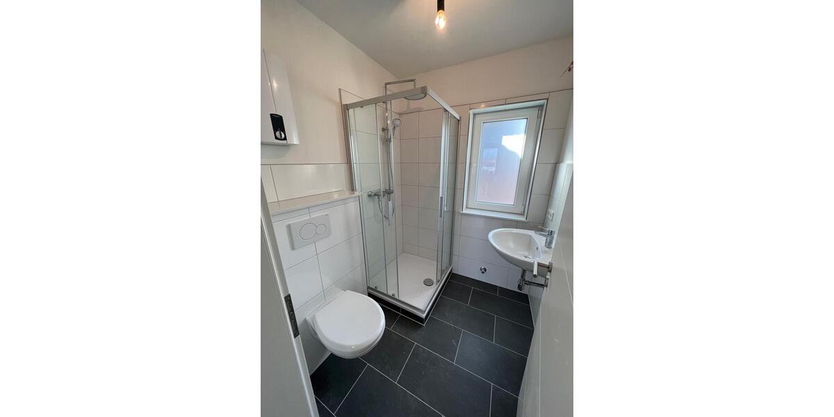 Komplett sanierte DG-Wohnung im Altbau (mit moderner Einbauküche) 3 zimmer