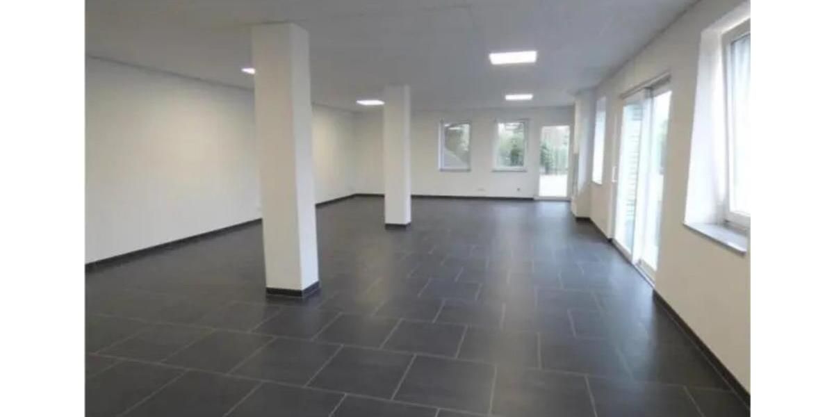 Renovierte Praxis-Geschäftsräume im EG–ca. 250 m² mit Parkplätze zimmer