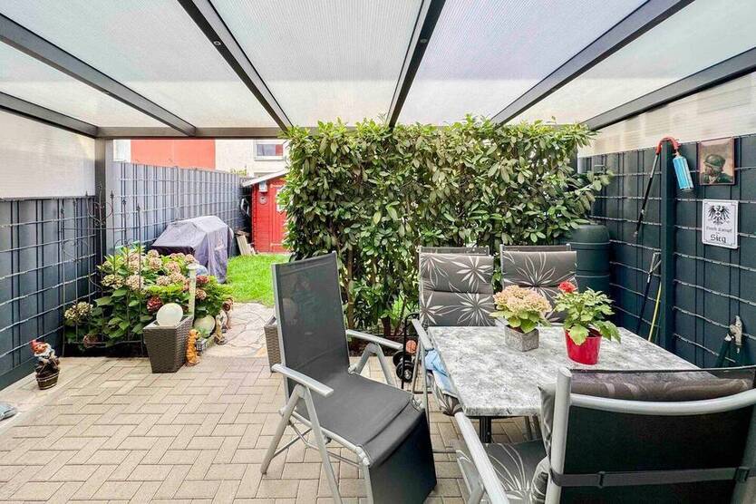 Modernes Reihenmittelhaus mit kleinem Garten und Einzelgarage in Ratingen - KfW 70 Effizienz!