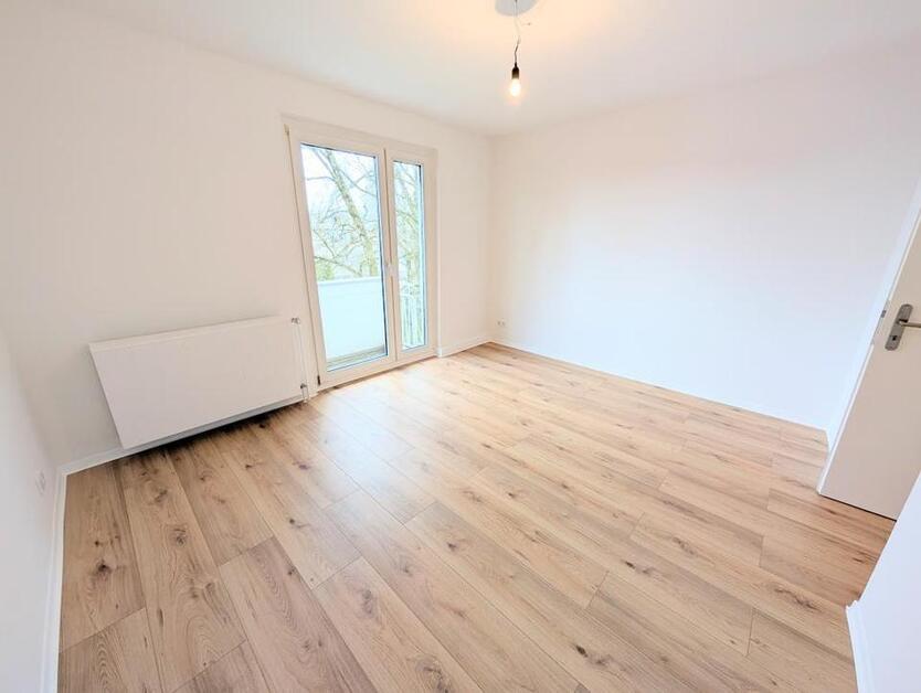**Was will man mehr? +Balkon +frisch gestrichen +neuer Laminat +neues Tageslichtbad** zimmer