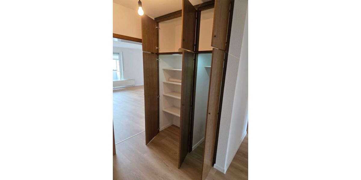 Renovierte 2,5 Zimer-Wohnung mit Aufzug, Balkonkraftwerk, Video-Sprechanlage, Garage (Warmmiete: 1.040 + 100 Garage) - Etagenwohnung Duisburg Meiderich | Angebot:27473556
