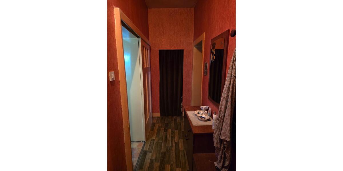 großzügig geschnittene Wohnung im 1. OG mit großer Wohnküche 2 zimmer