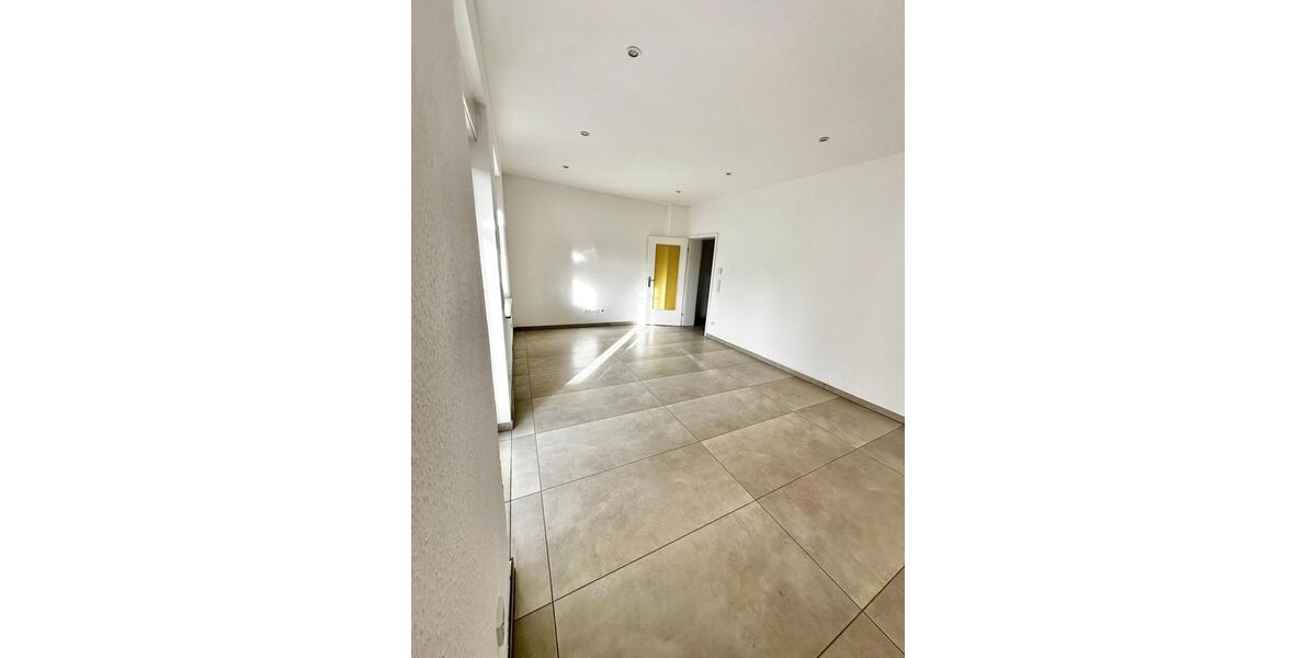 Kernsanierte Erdgeschosswohnung mit Einbauküche und Terrasse 2 zimmer