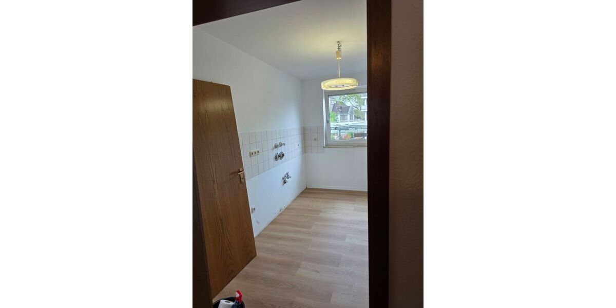 Renovierte 2,5 Zimer-Wohnung mit Aufzug, Balkonkraftwerk, Video-Sprechanlage, Garage (Warmmiete: 1.040 + 100 Garage) - Etagenwohnung Duisburg Meiderich | Angebot:27473556