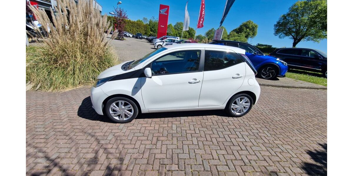 Toyota Aygo (X) 73.200 km 7.199 &euro; Ratingen 40882
