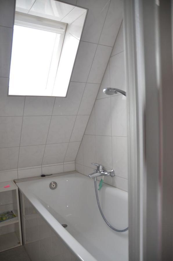 PRIVAT: Moderne 2,5 Zi. Dachgeschoss-Wohnung in ruhiger zentraler Top-Lage, ohne Balkon