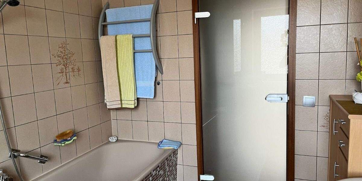 3-Zimmer Dachgeschosswohnung mit großem Balkon und PKW-Stellplatz in Duisburg-Bergheim 3 zimmer