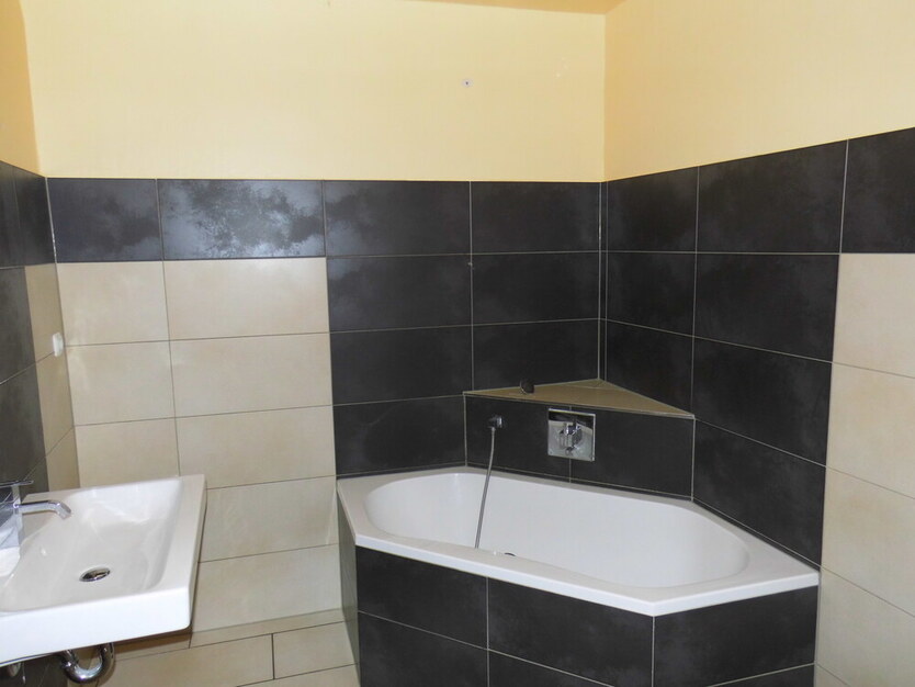 4 Fam.-Haus mit 2 Garagen in Remscheid - West 10 zimmer