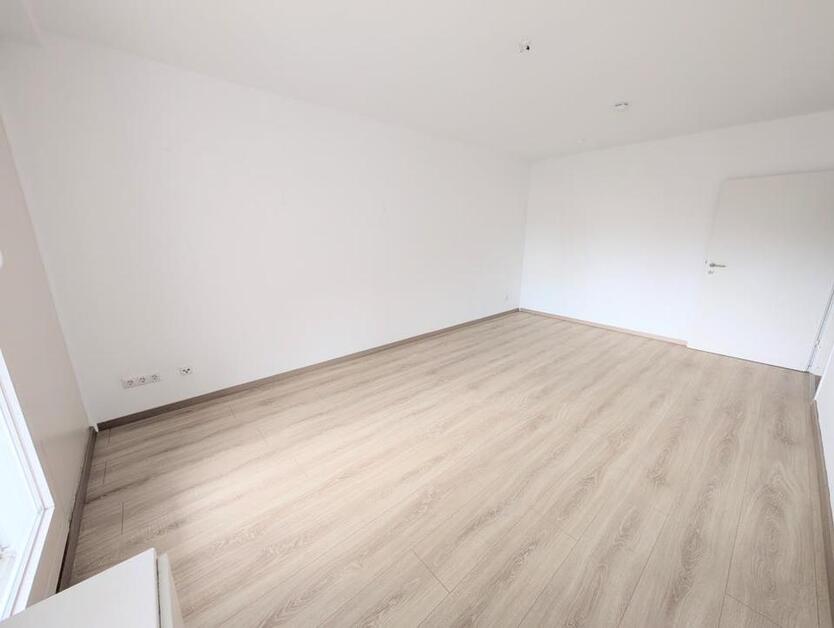 **Einziehen und wohlfühlen! +Balkon + modernes Tageslichtbad +Laminat +Gäste-WC** zimmer