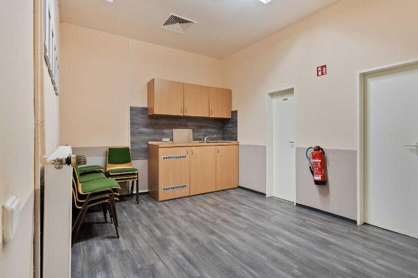 Erkrather Fußgängerzone: Große Ladenfläche inklusive Lager zimmer