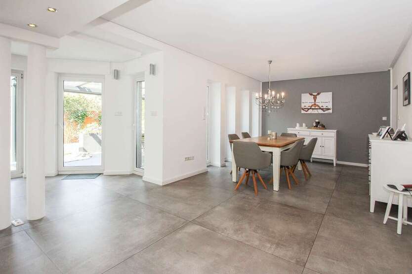 Haus zum Kaufen in Düsseldorf 895.000 € 166 m² 5 zimmer