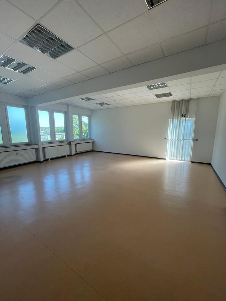 Heller Büroraum in großem Bürokomplex zu vermieten! zimmer