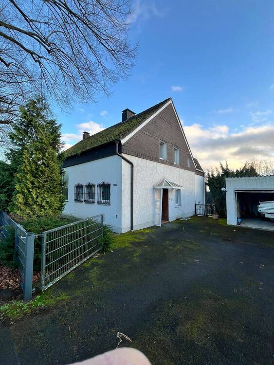 Wohnhaus mit 2 Garagen und Stellplätzen