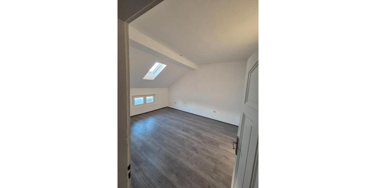 Dachgeschoßwohnung Duisburg Mittelmeiderich - 3 Zimmer, 93 m&sup2;, 750&euro; | Angebot:26414549