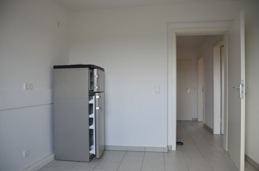 PRIVAT: Moderne 2,5 Zi. Dachgeschoss-Wohnung in ruhiger zentraler Top-Lage, ohne Balkon