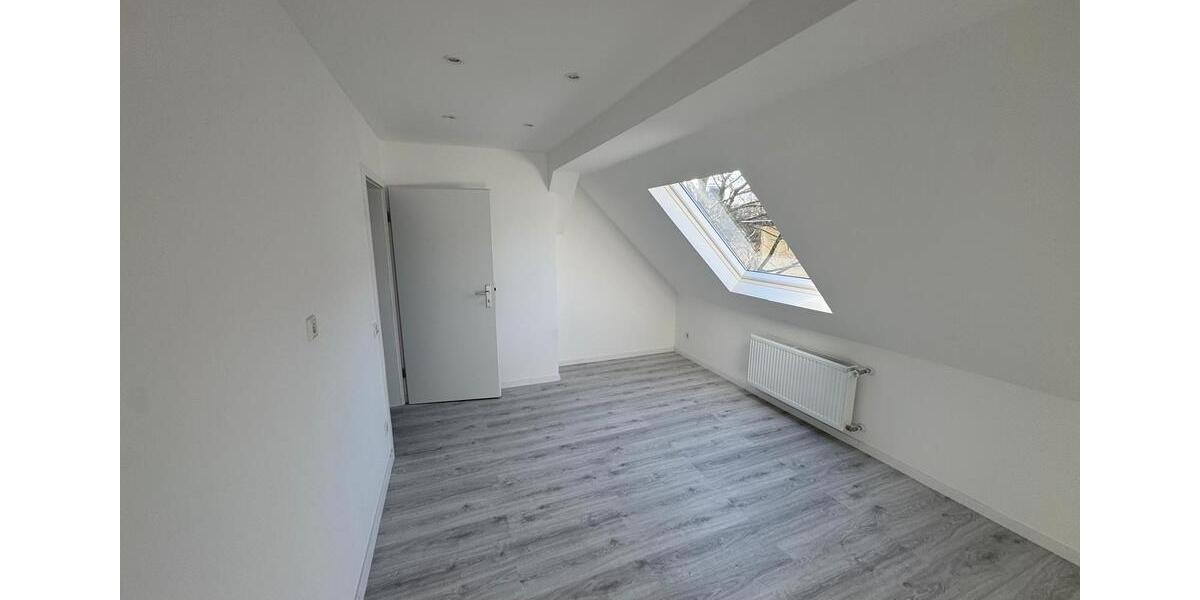Dachgeschoßwohnung Essen Stadtbezirk VII - 4.5 Zimmer, 110 m&sup2;, 995&euro; | Angebot:25180557