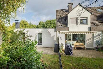 Zwei Häuser in einem mit zwei separaten Eingängen - Einfamilienhaus plus erweiterte Einliegerwohnung! 9 zimmer